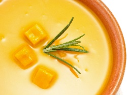 Крем супа с тиква цигулка, карфиол, броколи, моркови, прясно мляко, куркума, мащерка и домашни крутони - снимка на рецептата